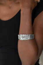 Load image into Gallery viewer, Paparazzi Accessories ⚘ Daisy Paradise - Silver Bracelet⚘ Flat Rate Ship $4.50 ⚘
